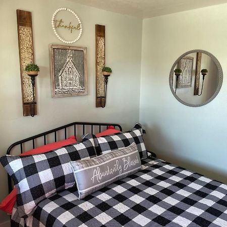 فندق Millz Manor Fall River Mills المظهر الخارجي الصورة