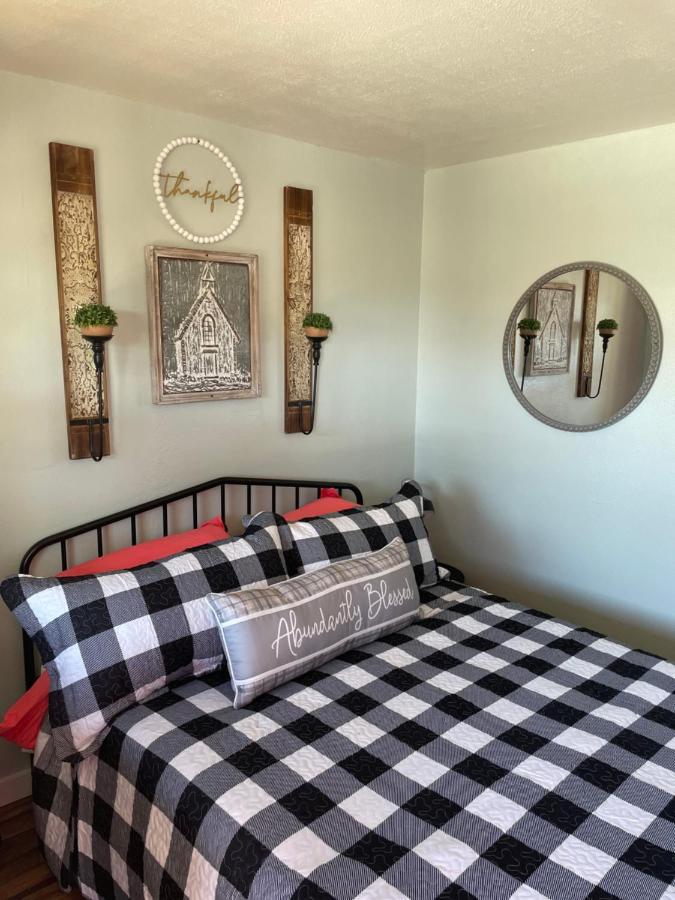 فندق Millz Manor Fall River Mills المظهر الخارجي الصورة